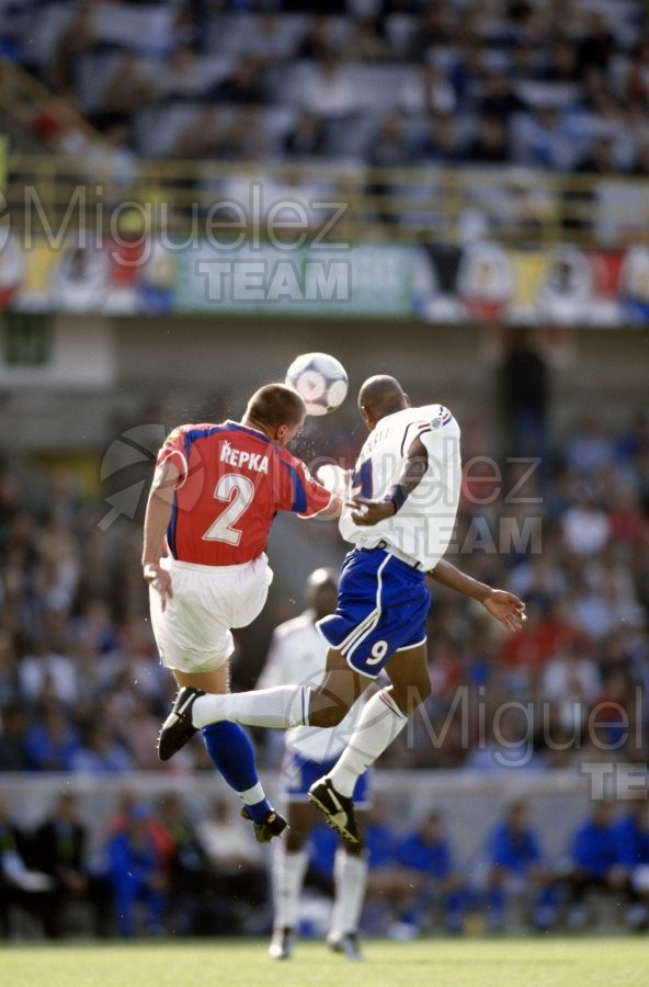 EUROCOPA-2000, celebrada en Bélgica-Paises Bajos. Partido entre REPUBLICA CHECA-FRANCIA, celebrado en el estadio JAN BREYDEL de Brujas (Bélgica).