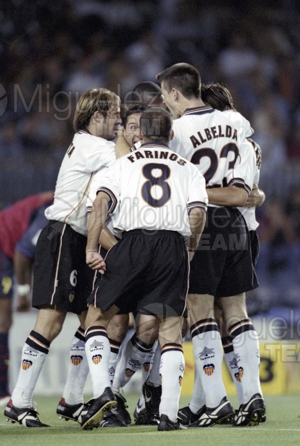 Partido de Vuelta de la Supercopa entre BARCELONA-VALENCIA en el estadio Camp Nou de Barcelona. 1999