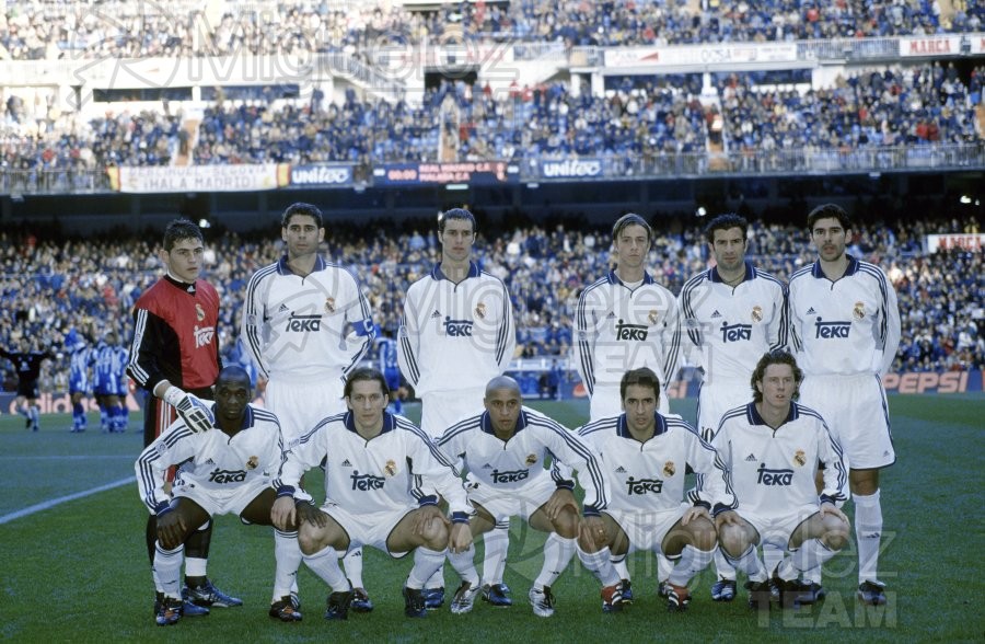 Partido de Liga 1ª División entre REAL MADRID-MÁLAGA, celebrado en el Campo Santiago Bernabéu (Madrid). 2001