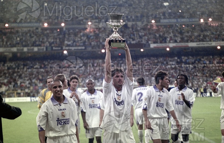 Partido de vuelta de la SUPERCOPA 1997 entre el REAL MADRID-BARCELONA en el estadio Santiago Bernabéu de Madrid. 1997