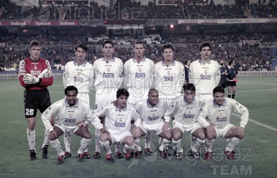Partido de COPA DEL REY entre el REAL MADRID-ALAVÉS en el estadio Santiago Bernabéu de Madrid. 1998