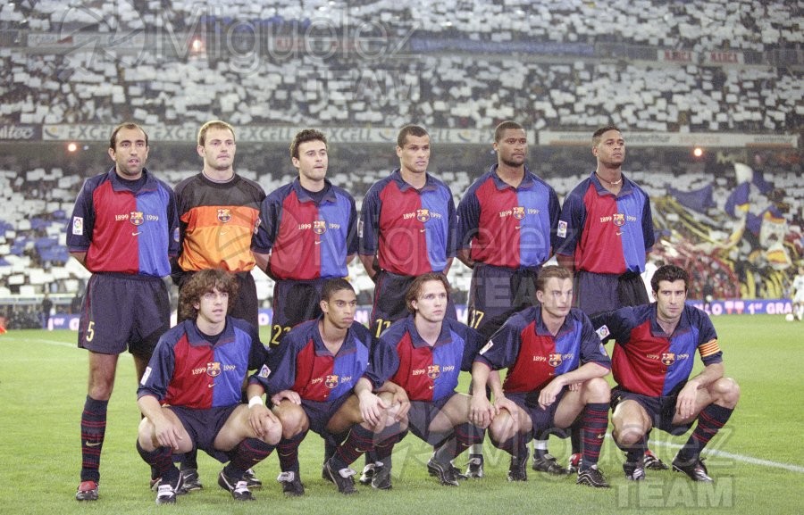 Partido de Liga 1ª División entre REAL MADRID-BARCELONA en el Santiago Bernabéu de Madrid. 2000