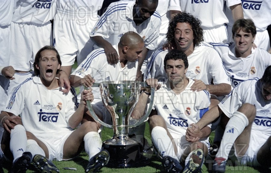 Partido de Liga 1ª División entre REAL MADRID-VALLADOLID en el Santiago Bernabéu (Madrid). 2001