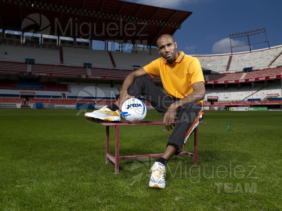 Reportaje gráfico del jugador de fútbol del Sevilla, Frederic KANOUTE (Sevilla) 2007. 