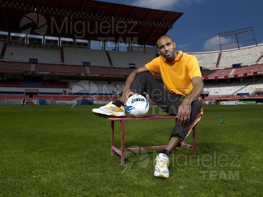Reportaje gráfico del jugador de fútbol del Sevilla, Frederic KANOUTE (Sevilla) 2007. 