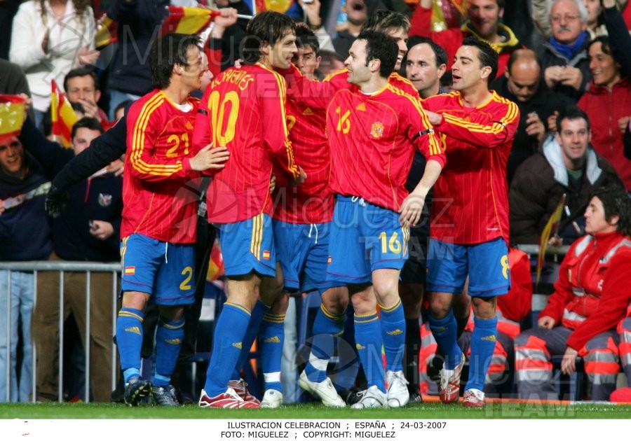 Partido de fútbol de clasificacion para la Eurocopa 2008 entre España - Dinamarca (Madrid) 2007. 