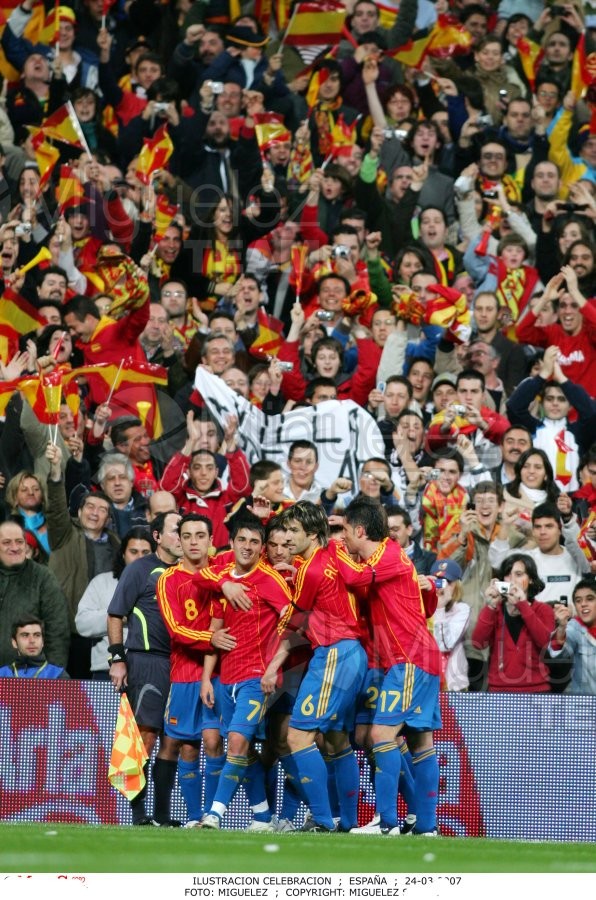 Partido de fútbol de clasificacion para la Eurocopa 2008 entre España - Dinamarca (Madrid) 2007. 
