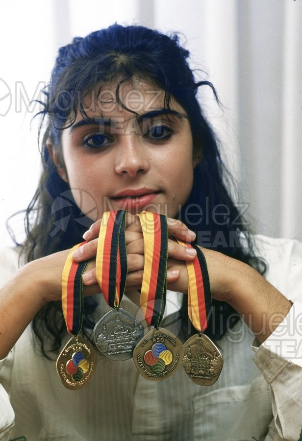 Reportaje gráfico de la gimnasta de Rítmica Ana Bautista (Madrid) 1989.