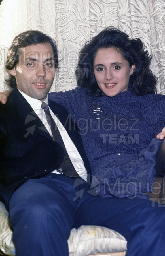 Matrimonio Colomán Trabado (atleta) y Marta Cantón (gimnasta) en su casa de Madrid. Navidad 1985.