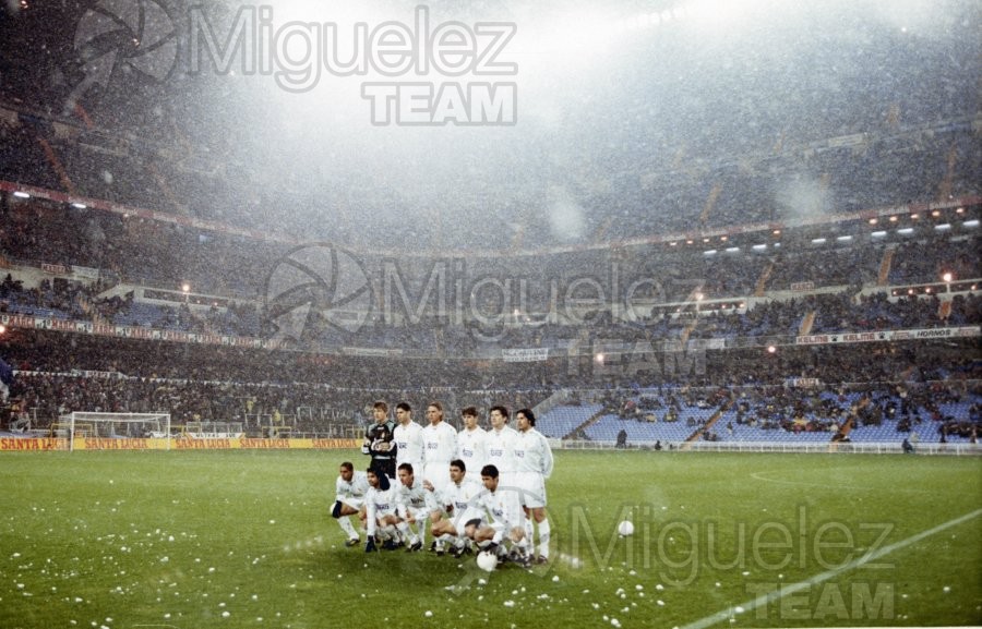 Partido de laiga de Primera División, temporada 1996-1997. Once incial del Real Madrid posando antes del partido.