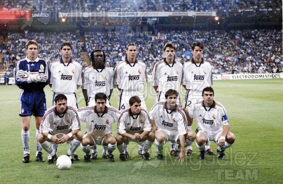 Partido de laiga de Primera División, temporada 1998-1999. Once incial del Real Madrid posando antes del partido.