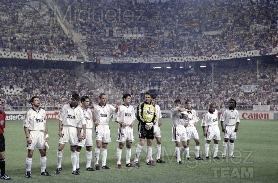 Partido de laiga de Primera División, temporada 1998-1999. Once incial del Real Madrid posando antes del partido.