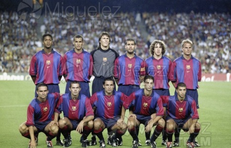 Partido de Liga de la Primera division de año 2000. Once incial del FC Barcelona. 