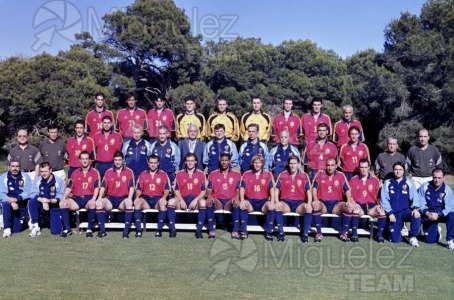 Equipo nacional de España, seleccionado para la Copa del Mundo a celebrar en Corea del Sur-Japon 2002, posando para los fotógrafos antes de viajar. 