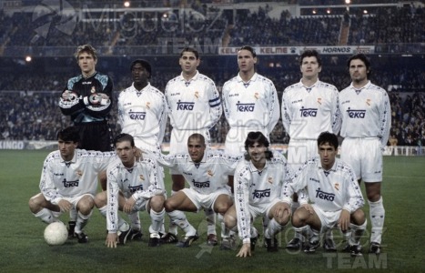 Partido de laiga de Primera División, temporada 1996-1997. Once incial del Real Madrid posando antes del partido.
