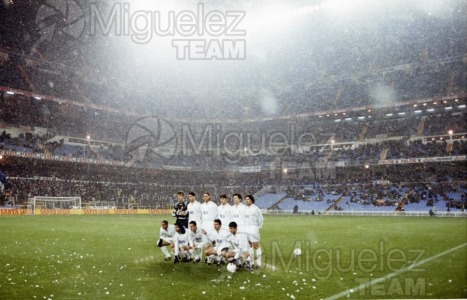 Partido de laiga de Primera División, temporada 1996-1997. Once incial del Real Madrid posando antes del partido.