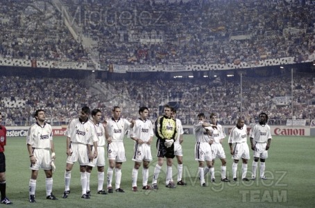 Partido de laiga de Primera División, temporada 1998-1999. Once incial del Real Madrid posando antes del partido.