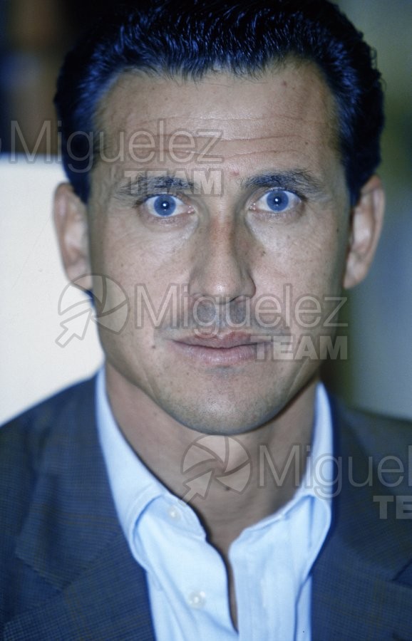 Fotos del entrenador del REAL MADRID, JORGE VALDANO, posando. 1996