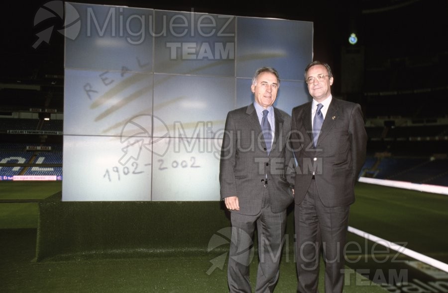 AMANCIO AMARO, ex jugador y Florentino Perez, presidente del  Real Madrid, en un acto oficial en el estadio Santiago Bernabéu, durante el año del centenario en 2002.