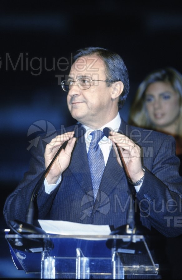 FLORENTINO PEREZ, presidente del Real Madrid, en un acto oficial en el estadio Santiago Bernabéu en 2001. 