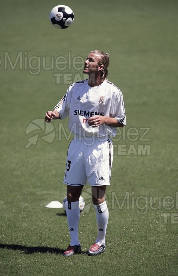 Presentación del futbolista David Beckham (ING), como nuevo jugador del Real Madrid, Madrid 2003.