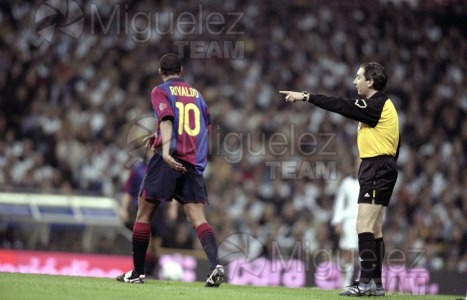 Partido de Liga de 1ª División entre REAL MADRID-BARCELONA celebrado en el Campo Santiago Bernabéu (Madrid). 2001
