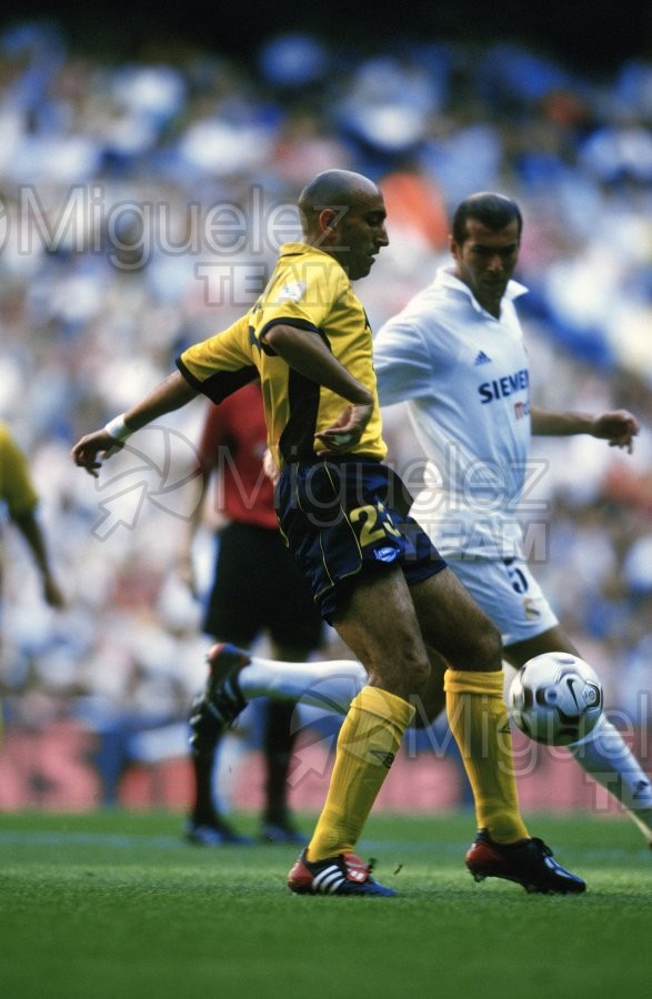 Partido de Liga 1ª División entre REAL MADRID-DEPORTIVO ALAVÉS, Madrid 2002.