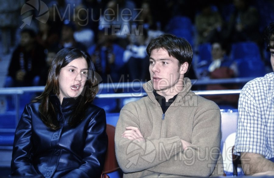 El jugador de la Real Sociedad, XABI ALONSO, viendo un arido de su equipo, desde la grada del Estadio Municipal de Anoeta, en la temporada 2002-2003. 