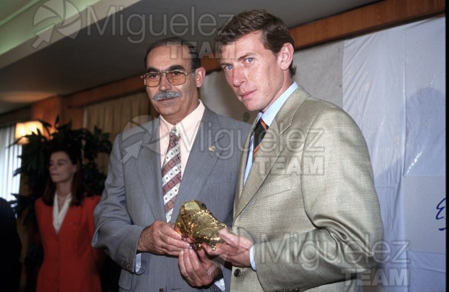 Comida de despedida a EMILIO BUTRAGUEÑO jugador del REAL MADRID organizada por JOMA. 1995