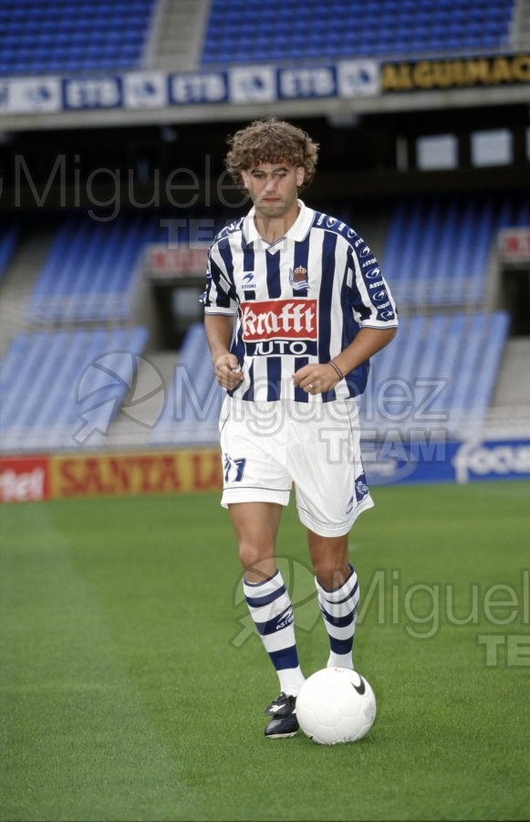 Presentación de la REAL SOCIEDAD en el estadio de Anoeta de San Sebastián. Retratos y en acción. 1999