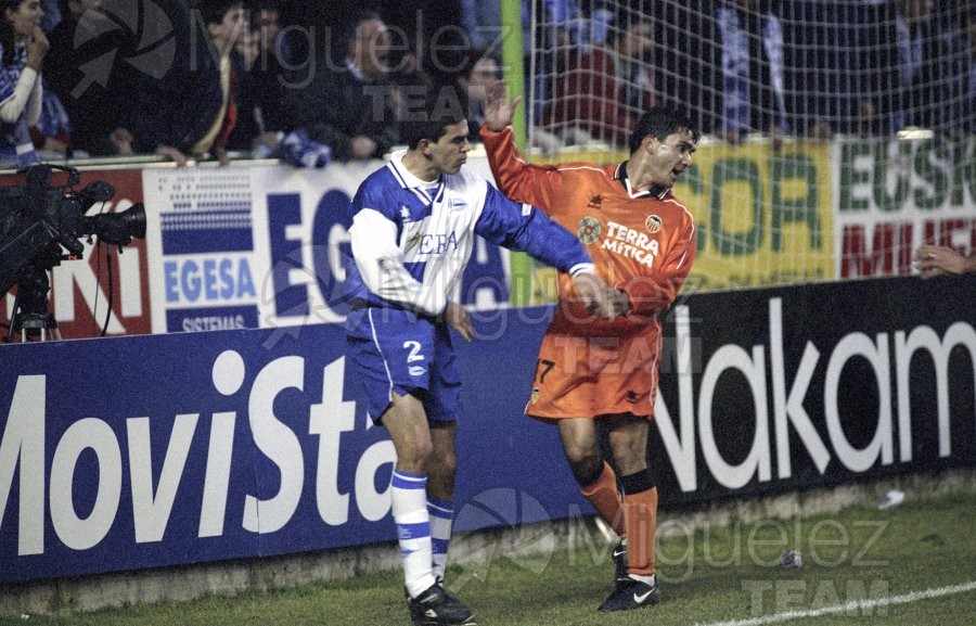 Partido de Liga 1ª división entre EL ALAVÉS-VALENCIA en el estadio Mendizorroza (Vitoria). 2000