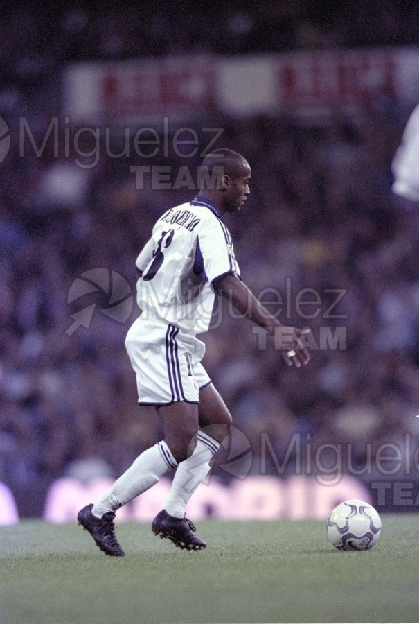 Partido de Liga 1ª División entre REAL MADRID-DEPORTIVO DE LA CORUÑA, en el Santiago Bernabéu de Madrid. 2000