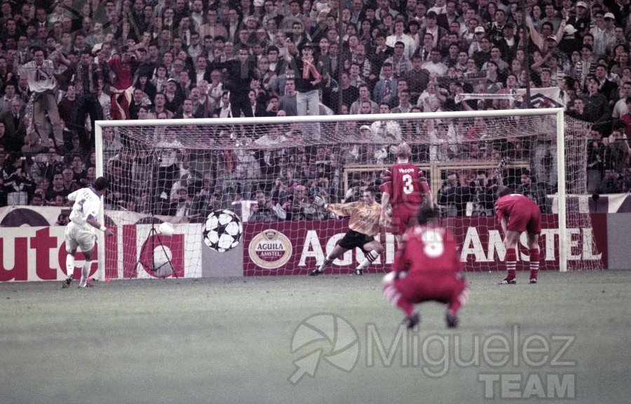 Partido de Liga de Campeones entre REAL MADRID-BAYERN LEVERKUSEN en el estadio Santiago Bernabéu de Madrid. 1998