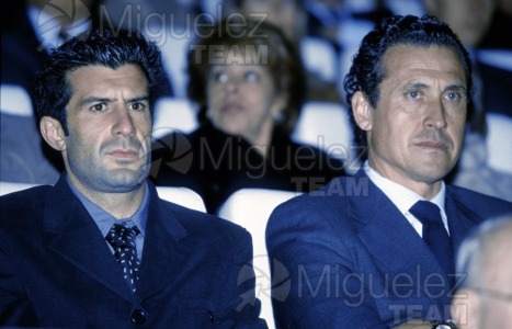 Luis FIGO (POR), exjugador del Real Madrid y Jorge VALDANO (ARG), exentrenador del Raal Madrid. En el palco del Real Madrid, durante un partido de liga del año 2002. 