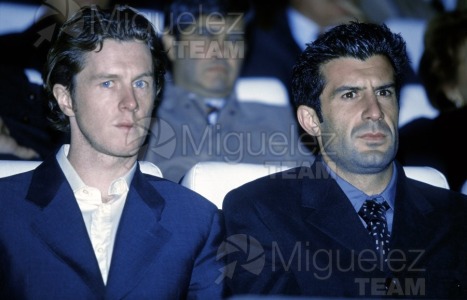Mc MANAMAN (ING) y Luis FIGO (POR), exjugadores del Real Madrid, en el palco del Real Madrid, durante un partido de liga del año 2002. 