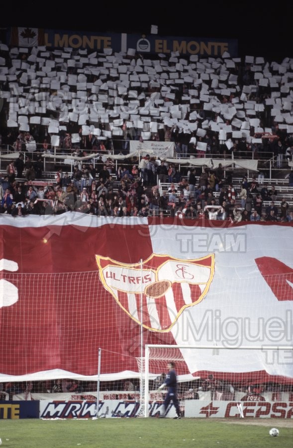 Partido de Liga 1ª División entre SEVILLA-BETIS en el estadio RAMÓN SÁNCHEZ PIZJUÁN (Sevilla). 1995