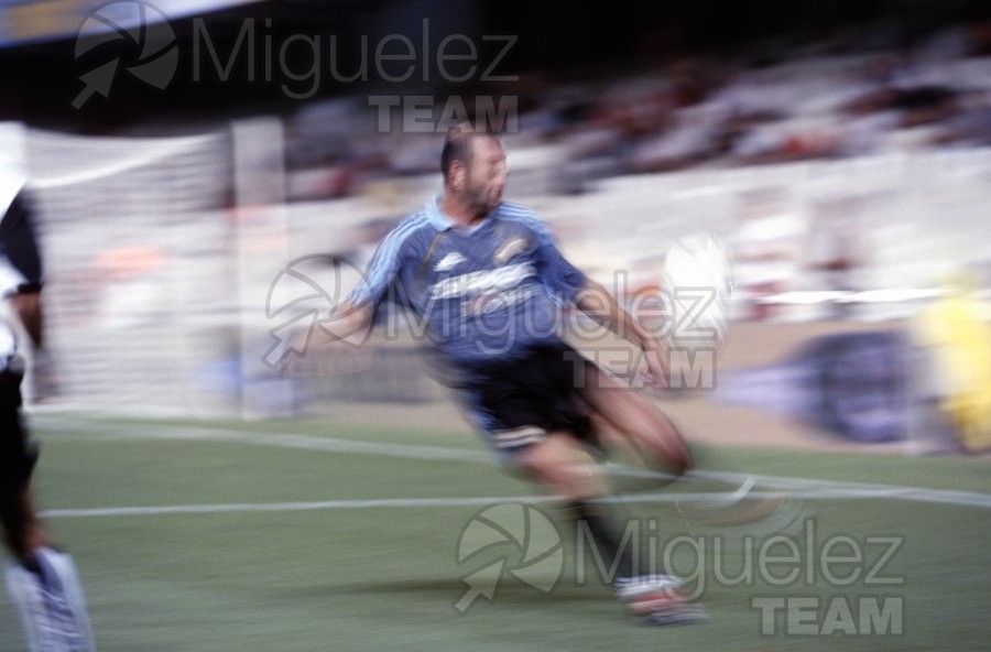Partido de fútbol amistoso entre VALENCIA-REAL MADRID en el estadio Mestalla de Valencia. 2003