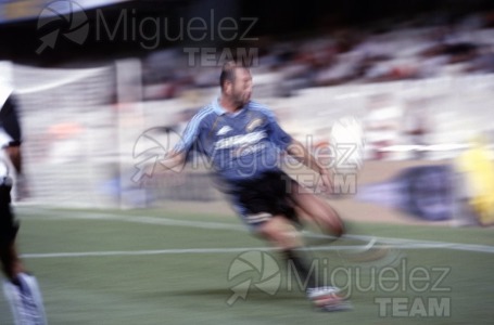 Partido de fútbol amistoso entre VALENCIA-REAL MADRID en el estadio Mestalla de Valencia. 2003