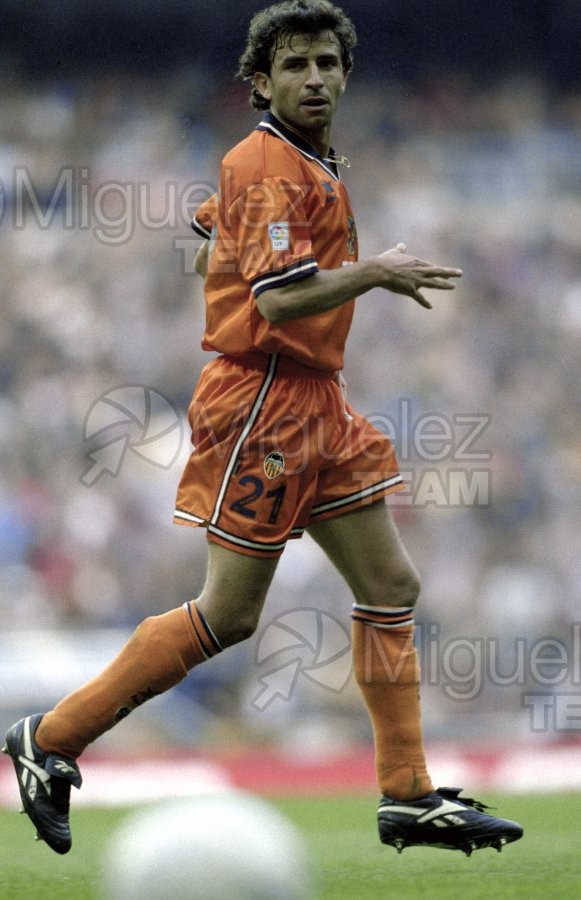 Partido de Liga 1ª División entre REAL MADRID-VALENCIA en el Santiago Bernabéu de Madrid. 1999