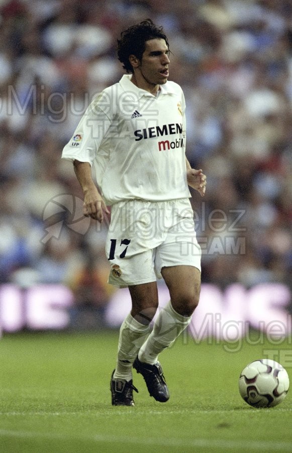 Partido de Liga 1ª División entre REAL MADRID-DEPORTIVO ALAVÉS, Madrid 2002.