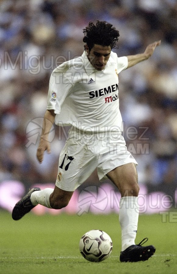 Partido de Liga 1ª División entre REAL MADRID-DEPORTIVO ALAVÉS, Madrid 2002.