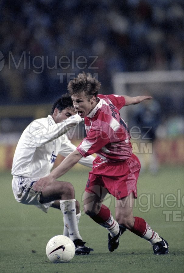 Partido de Liga 1ª División entre REAL MADRID-COMPOSTELA en el estadio Santiago Bernabéu (Madrid). 1997