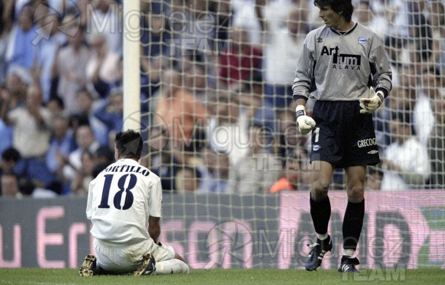 Partido de Liga 1ª División entre REAL MADRID-DEPORTIVO ALAVÉS, Madrid 2002.