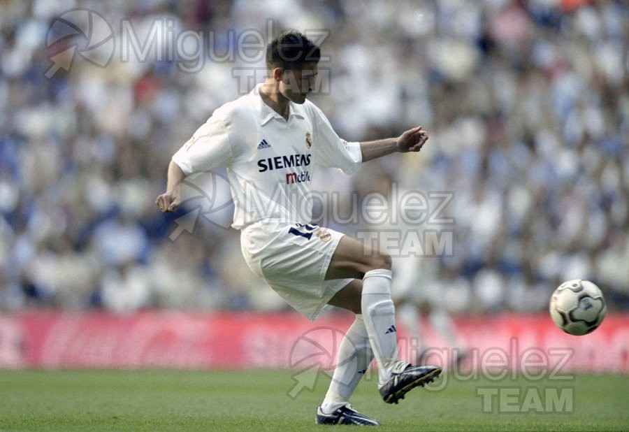 Partido de Liga 1ª División entre REAL MADRID-DEPORTIVO ALAVÉS, Madrid 2002.