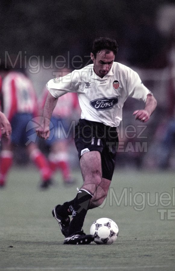 Partido de Liga 1ª División entre ATLÉTICO DE MADRID-VALENCIA en el estadio Vicente Calderón (Madrid). 1996