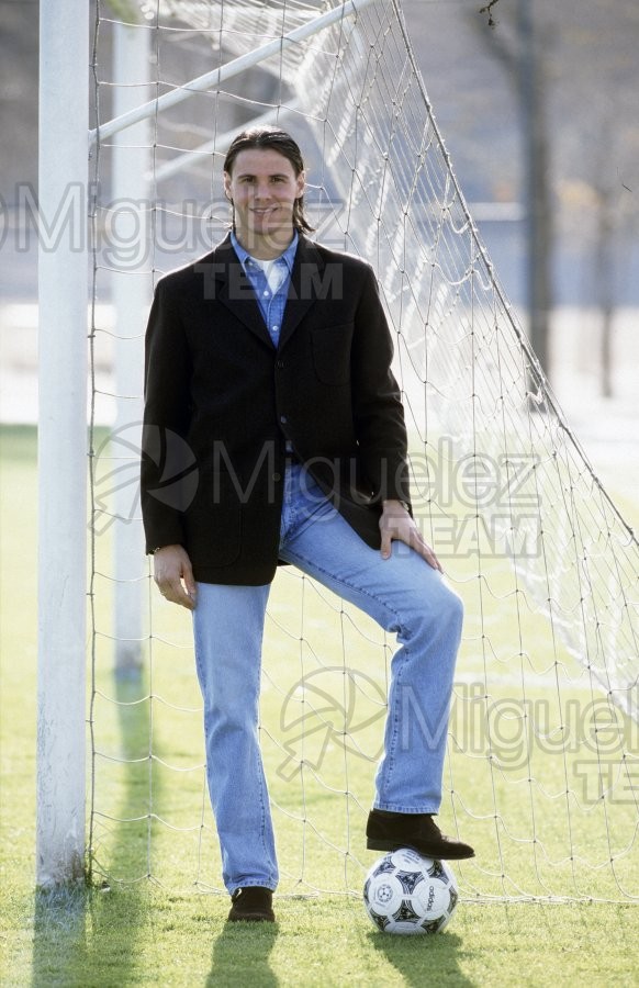 Fotos de reportaje al jugador del REAL MADRID, FERNANDO REDONDO en la Ciudad Deportiva de Madrid. 1994