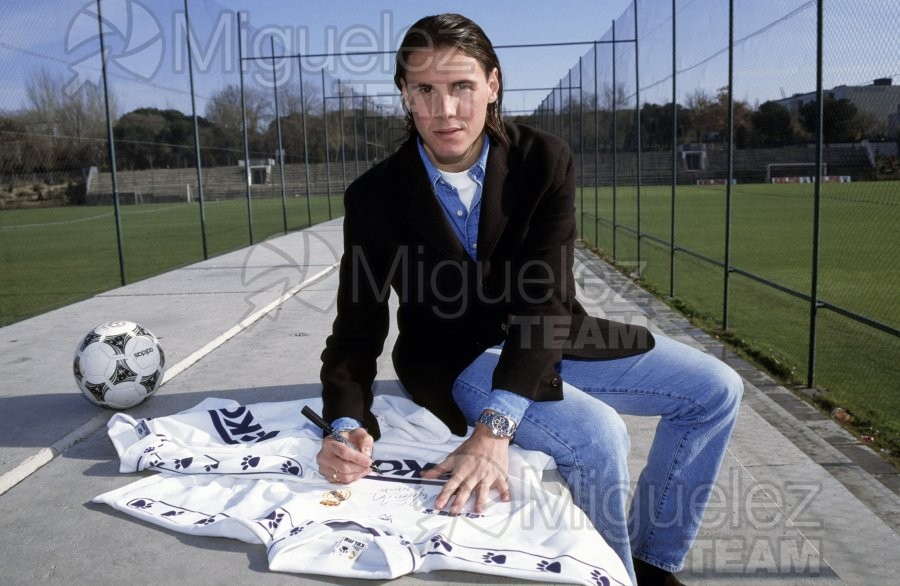 Fotos de reportaje al jugador del REAL MADRID, FERNANDO REDONDO en la Ciudad Deportiva de Madrid. 1994