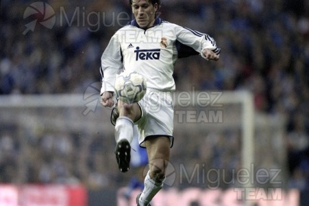 Partido de Liga 1ª División entre REAL MADRID-MÁLAGA, celebrado en el Campo Santiago Bernabéu (Madrid). 2001