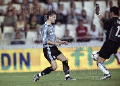 Partido de fútbol amistoso entre VALENCIA-REAL MADRID en el estadio Mestalla de Valencia. 2003