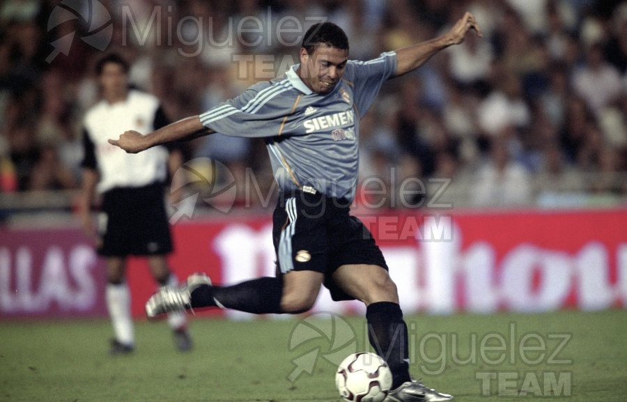 Partido de fútbol amistoso entre VALENCIA-REAL MADRID en el estadio Mestalla de Valencia. 2003